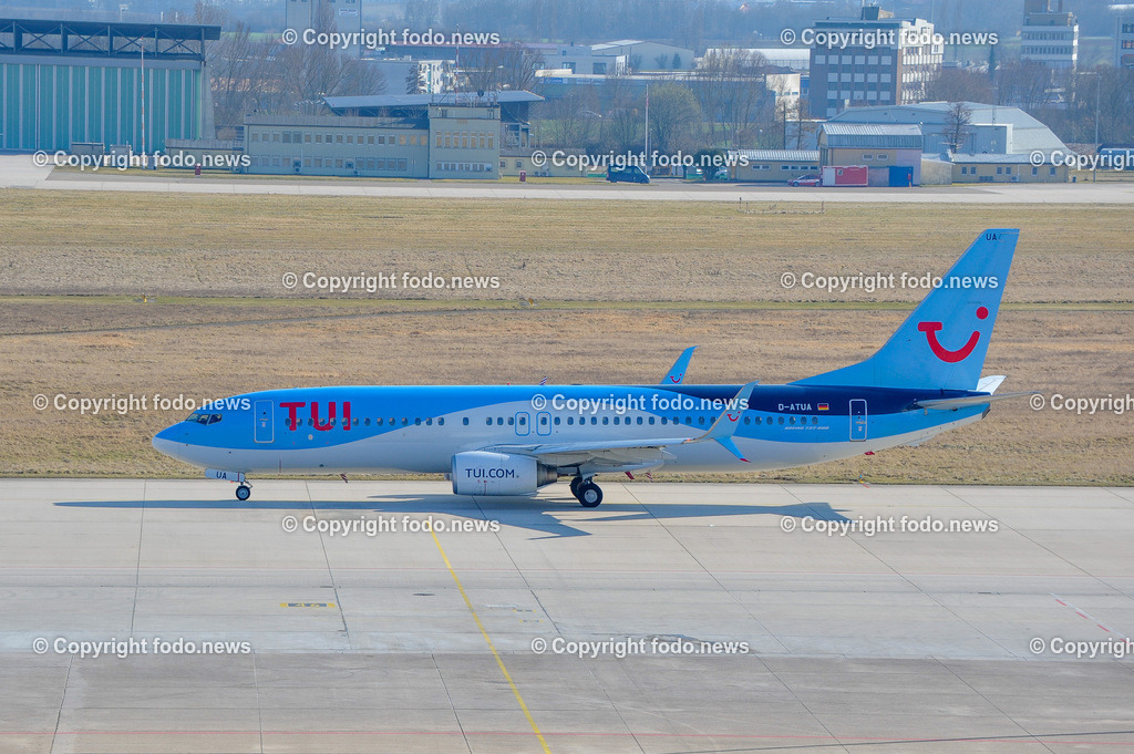 Deutschland_ Baden-Wuerttemberg_ Stuttgart_ Flughafen_ 09.03.2025-4 | 09.03.2025, Deutschland, GER, Baden-Wuerttemberg, Stuttgart, im Bild Stuttgart Airport, Flughafen, Flugfeld, Rollfeld, Vorfeld, Flugzeug, Urlaub, Reise, Business, Start, Landung, Gangway, TUI Reisen, Feature, Symbolbild