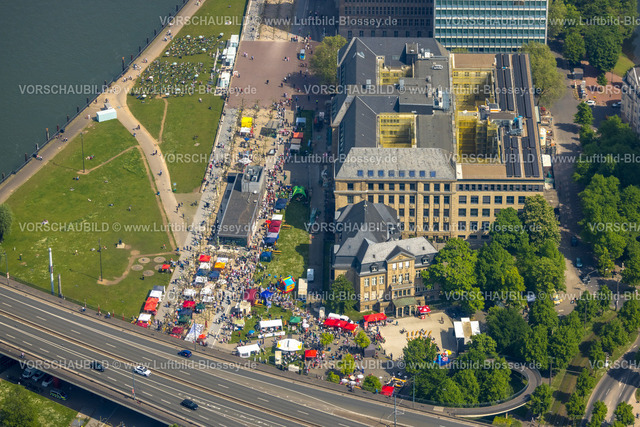 Duesseldorf240500874 | Luftbild, Maifeiertag, Maikundgebung, Staatskanzlei des Landes Nordrhein-Westfalen, Rheinuferpromenade Mannesmannufer unterhalb der Rheinkniebrücke, Gäste und Event mit Zelten und Liegestühlen, Carlstadt, Düsseldorf, Rheinland, Nordrhein-Westfalen, Deutschland