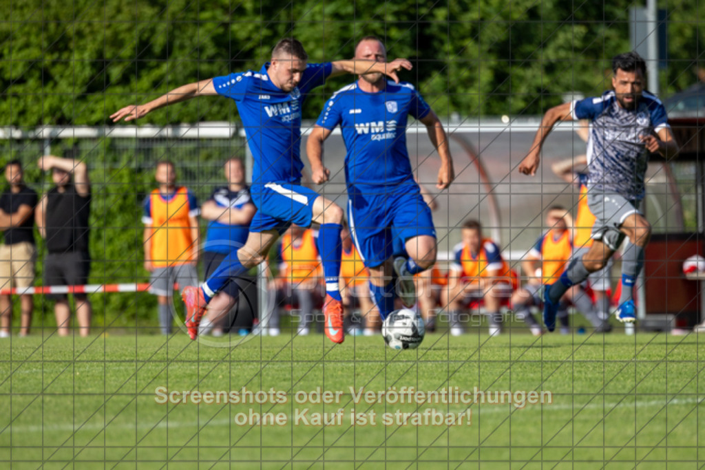 20250618_184727_0119 | #,SG Erkenbrechtsweiler-Hochwang (blau) vs. TSV Berkheim (grau), Fußball, Entscheidungsspiel 2 in Bezirksliga - Bezirk Neckar/Fils, Saison 2024/2025, Rasenplatz, Erlengarten 37, 73087 Bad Boll, 18.06.2025 - 18:30 Uhr,Foto: PhotoPeet-Sportfotografie/Peter Harich