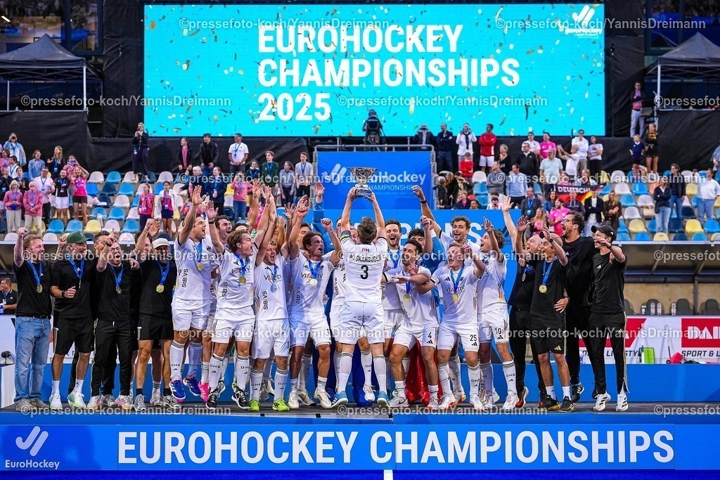 xydrx16082509019 | 16.08.2025, xydrx, Herren EuroHockey Championship 2025, Finale, Niederlande - Deutschland, Sparkassenpark Mönchengladbach: die Deutsche Nationalmannschaft bejubelt dem Sieg im Finale und Mats Grambusch (GER #3) hebt den Pokal in die Höhe