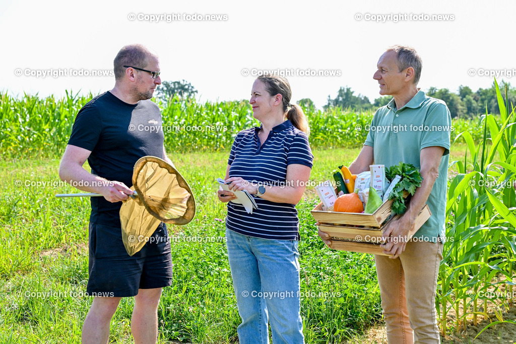 Morgentau Biogemuese GmbH_ Hofkirchen_ 25.07.2024-36 | 25.07.2024, Hofkirchen, AUT, Morgentau Biogemuese GmbH, im Bild Ronnie Walcher (Biodiversitaetsforscher Boku Wien), Kati Salzner (Kurier Redaktion Wien), Christian Stadler (Morgentau Biogemuese)