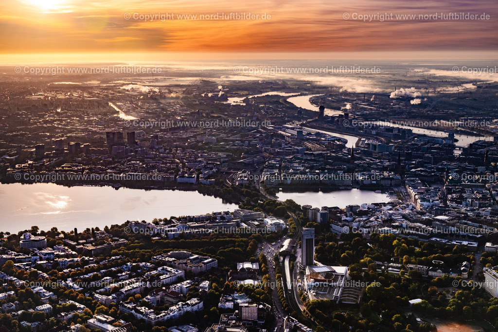Hamburg_Alster_Sonnenaufgang_ELS_0959181023 | HAMBURG 18.10.2023 Stadtzentrum im Innenstadtbereich am Ufer der Alster,im Sonnenaufgang, in Hamburg, Deutschland. // City center in the inner city area on the banks of the Alster, at sunrise, in Hamburg, Germany. Foto: Martin Elsen