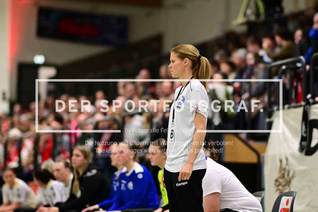 Handball I Frauen I Saison 2024-2025 I 2. HBF I 20. Spieltag I HL Buchholz 08-Rosengarten - Bergischer HC I 12319 | Schaut enttäuscht, betrübt, deprimiert, frustriert, geknickt, gekränkt, niedergeschlagen, unzufrieden, ernüchtert, schlecht gelaunt: RECKENTHÄLER , Kerstin - Realisiert mit Pictrs.com
