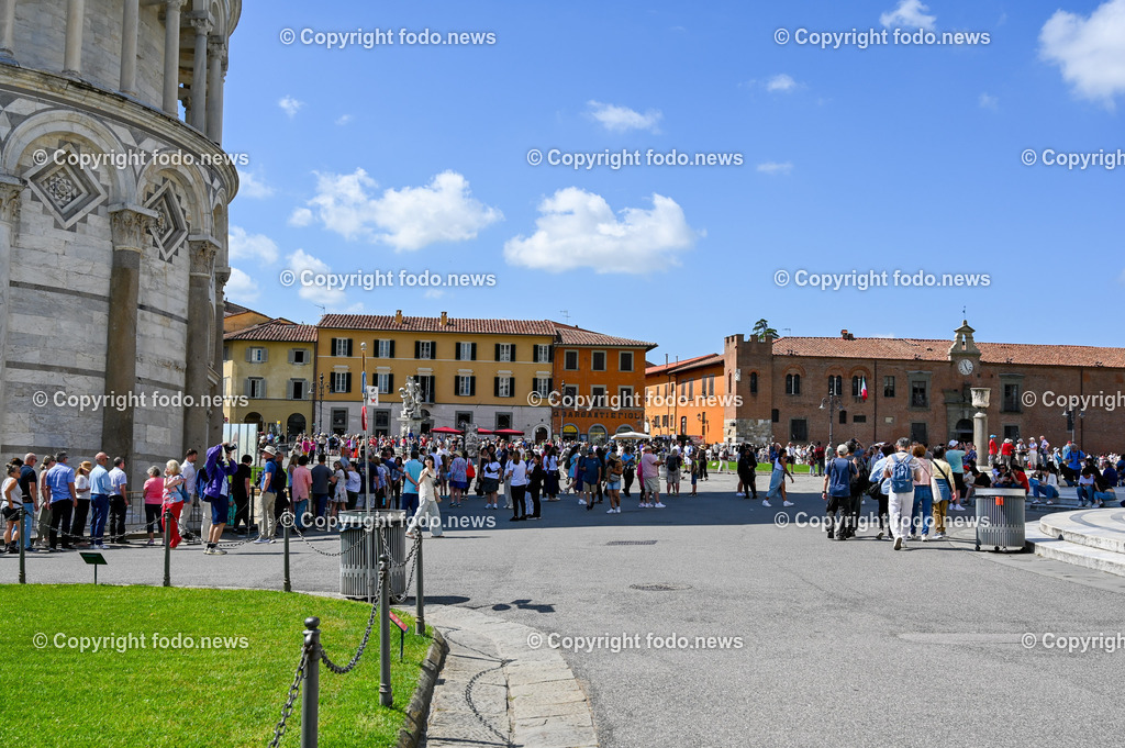 Italien_ Toscana_ Pisa_ 28.05.2024-102 | 28.05.2024, Italien, ITA, Toskana, Pisa im Bild Stadtansichten, Gebäude, Architektur, Touristen, Historisch, Souvenier, Turm, Dom, Piazza, schief


Pisa ist eine Stadt in Italien, gelegen in der Toskana am Arno. Wahrzeichen ist der als Schiefer Turm von Pisa bekannte Campanile des Doms auf der Piazza dei Miracoli im Norden des Stadtzentrums. 
Quelle: Wikipedia
