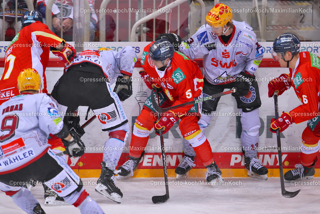 DueDEL25012301007 | Düsseldorf, 25.01.2023, Eishockey, Penny DEL, 46. Spieltag, PSD-BANK Dome, Düsseldorfer EG - Fischtown Pinguins Bremerhaven: Nicolas Geitner von Düsseldorfer EG versucht den Puck aus dem Tummult an der Bande herauszuspielen 