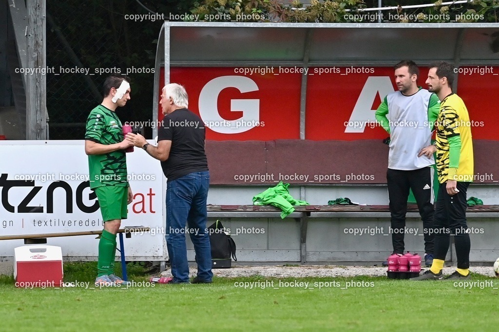 ATUS Ferlach vs. SC Landskron 14.10.202 | #8 Philipp Gatti, SC Landskron Betreuer Erich Mattersdorfer, #1 Martin Koller