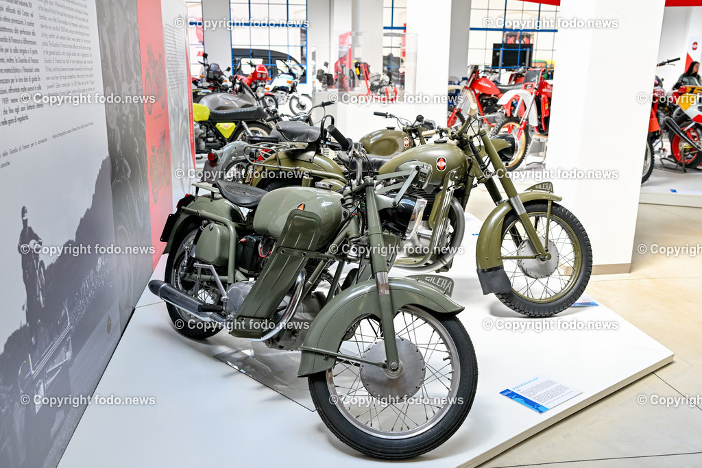 Italien_ Toskana_ Provinz Pisa_ Pontedera_ Vespa_ 29.05.2024-82 | 29.05.2024, Italien, ITA, Toskana, Pontedera im Bild Piaggio, Vespa, Museum

Piaggio ist ein italienischer Fahrzeughersteller mit Sitz in Pontedera. Das Unternehmen produziert verschiedene Mofas und Motorroller, unter anderem die Vespa, das Lastendreirad Ape sowie den Kleintransporter Porter. Zum Konzern gehören auch die Motorradmarken Aprilia, Derbi, Gilera, Laverda und Moto Guzzi. 
Quelle: Wikipedia