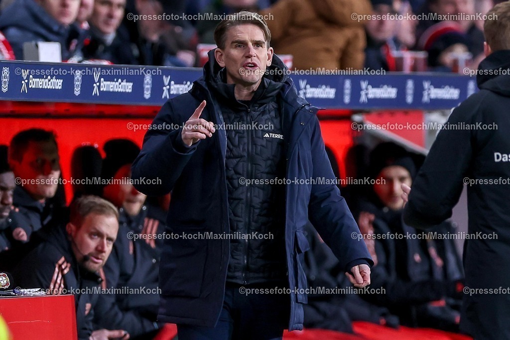 Lev15022501234 | 15.02.2025, Fußball, Bayer 04 Leverkusen - FC Bayern München, 1. Fußball Bundesliga, 22. Spieltag, BayArena, Saison 2024 2025: Christoph Freund (Sportdirektor FC Bayern) gestikulierend am SpielfeldrandDFB regulations prohibit any use of photographs as image sequences and or quasi-video.