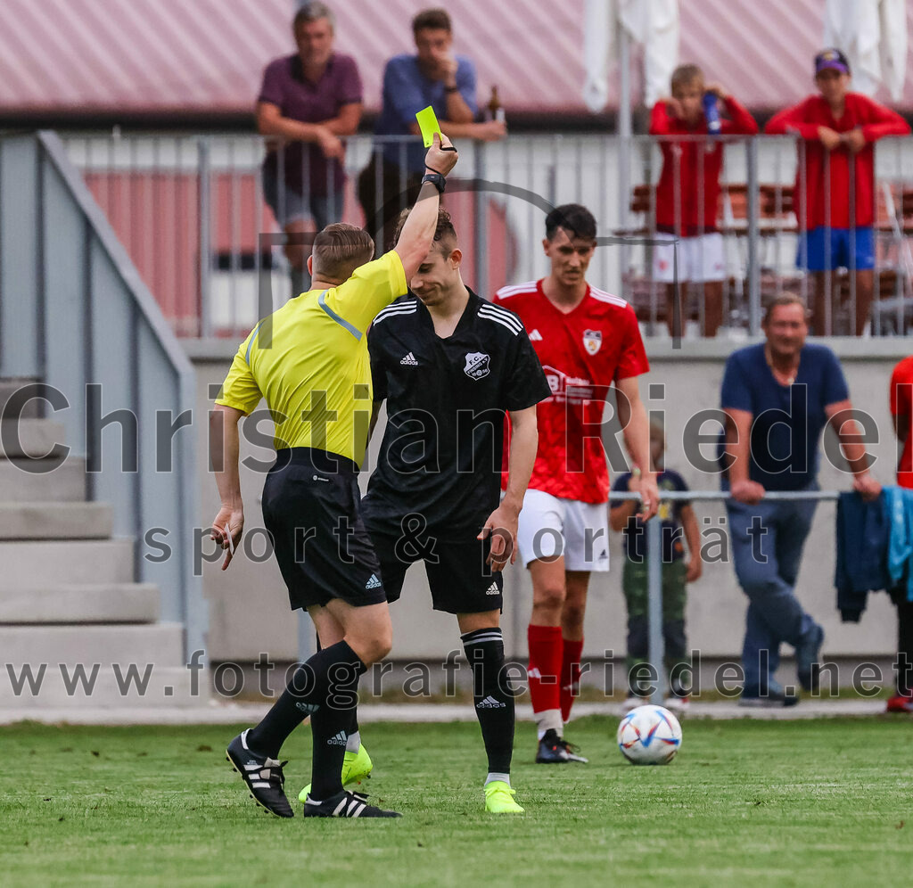 2023-08-25_112_FC_Finsing_gegen_FC_Lengdorf | Finsing, Deutschland, 25.08.2023:
Fußball, Kreisliga 2023 / 2024, 6. Spieltag, FC Finsing gegen FC Lengdorf, Endergebnis: 5:0

Gelbe Karte für Florian Hölzl (FC Finsing, #10), Schiedsrichter Etienne Fromme

Foto: Christian Riedel / fotografie-riedel.net