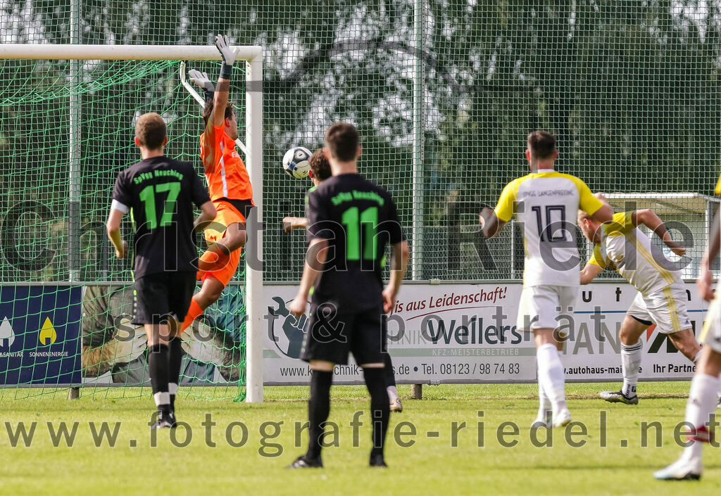 2023-09-17_049_SpVgg_Neuching_gegen_FC_Langenpreising | Neuching, Deutschland, 17.09.2023:
Fußball, A-Klasse 2023 / 2024, 7. Spieltag, SpVgg Neuching gegen SpVgg Langenpreising, Endergebnis: 5:1

Mathias Haberthaler (SpVgg Neuching, #17), Torwart Niklas Desiderato (SpVgg Neuching, #1), Rene Wagner (SpVgg Neuching, #11), Christian Huber (SpVgg Langenpreising, #10)

Foto: Christian Riedel / fotografie-riedel.net