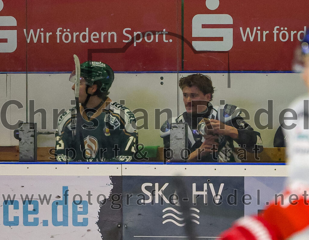 2025-11-16_153_TSV_Erding_gegen_Selber_Woelfe | Erding, Deutschland, 16.11.2025:Eishockey, Oberliga Süd 2025 / 2026, 17. Spieltag, TSV Erding gegen Selber Wölfe, Endergebnis: 3:1Pascal Steck (Erding Gladiators, #73), Erik Modlmayr (Erding Gladiators, #21)Foto: Christian Riedel / fotografie-riedel.net