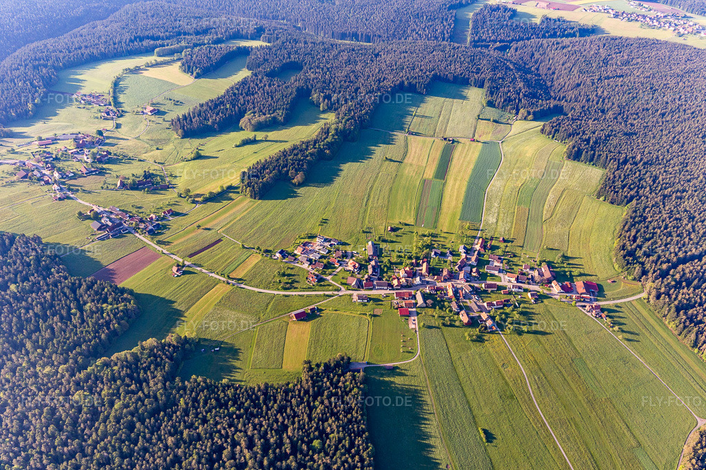Luftbild: Von Wald und Forstgebieten umgebener Ortskern der Straßen und Häuser und Wohngebiete in Aichelberg im Ortsteil Aichelberg in Bad Wildbad im Bundesland Baden-Württemberg in Deutschland. Foto: IMG_114346.jpg vom 30.05.2019 durch Werner Riehm/FLY-FOTO.de