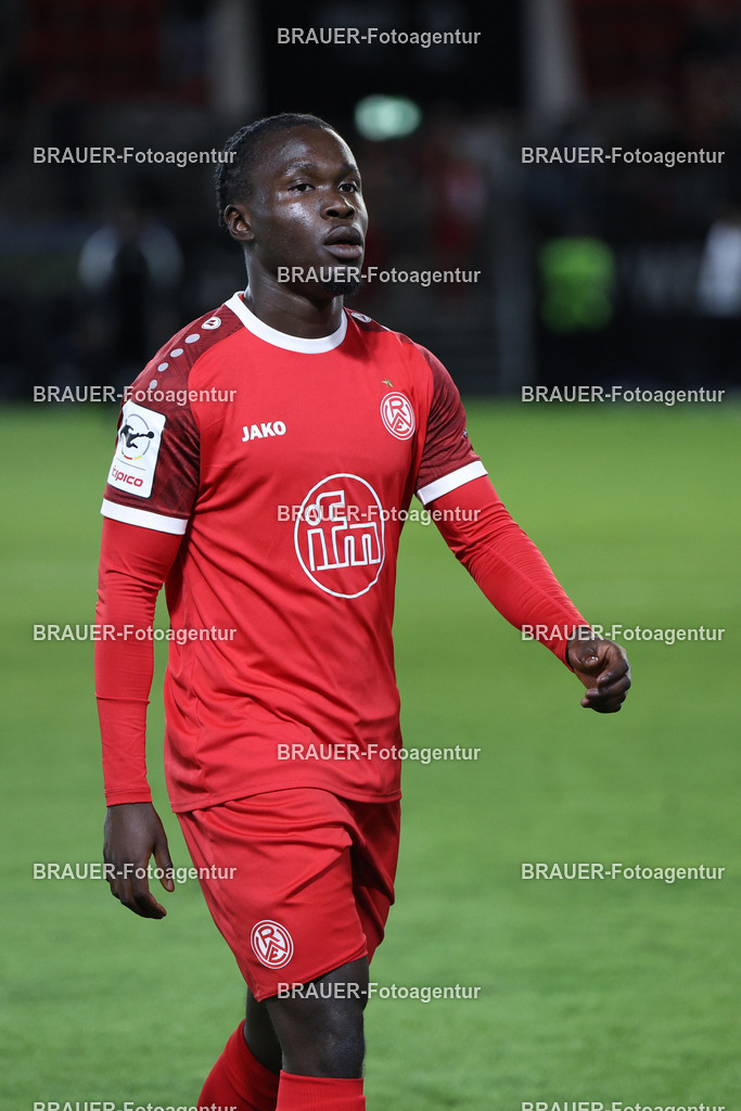 SV Wehen Wiesbaden - Rot-Weiss Essen | Wiesbaden, Deutschland, 22.08.2025Kelsey Owusu Aninkorah-Meisel  (Rot-Weiss Essen) schaut während des drittliga Spiels zwischen SV Wehen Wiesbaden und Rot-Weiss Essen am 22.08.2025 in der BRITA-Arena in Wiesbaden. (Foto von Timo Bluhmki-Schmidt/Brauer Fotoagentur