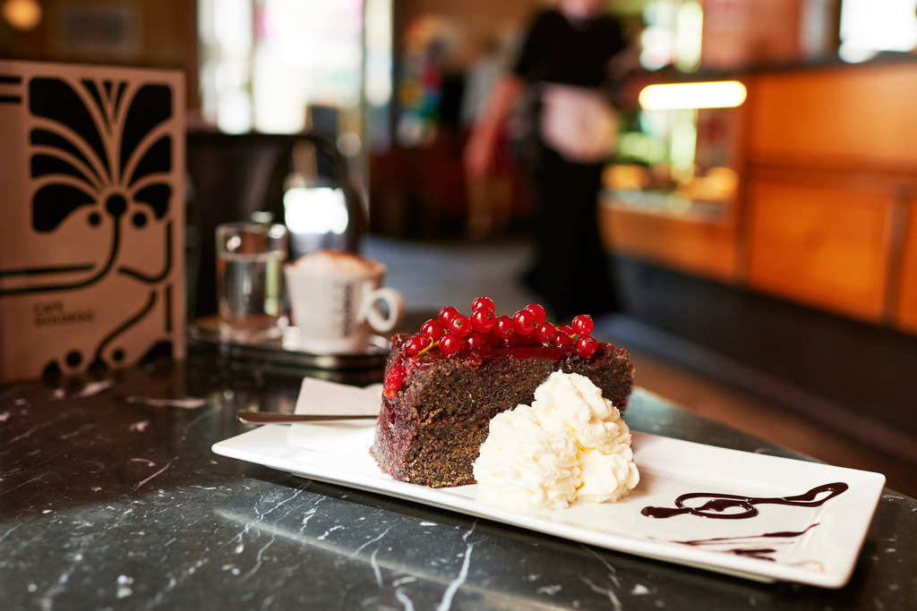 Cafe Goldegg | Wien, Austria - August 29, 2017: Cafe Goldegg, eine garnierte Mohntorte mit Melange steht auf dem Tisch. - Realisiert mit Pictrs.com