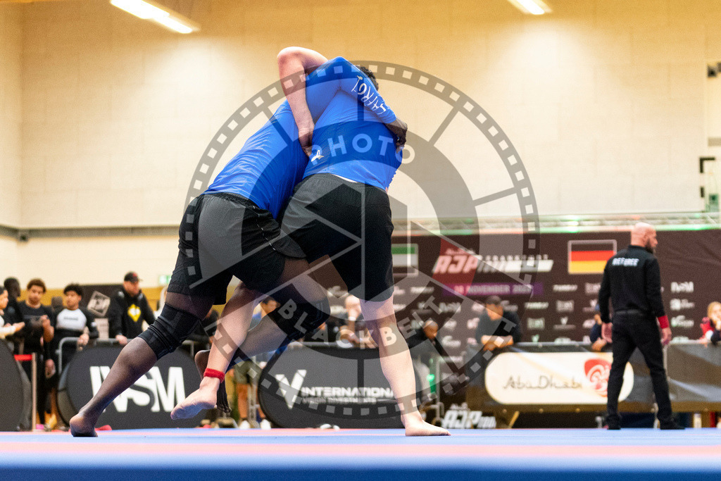 20231118PBB12928 | Fighters compete during the AJP Tour 600 Frankfurt Championship in Frankfurt/Main, Germany, on November 18, 2023.