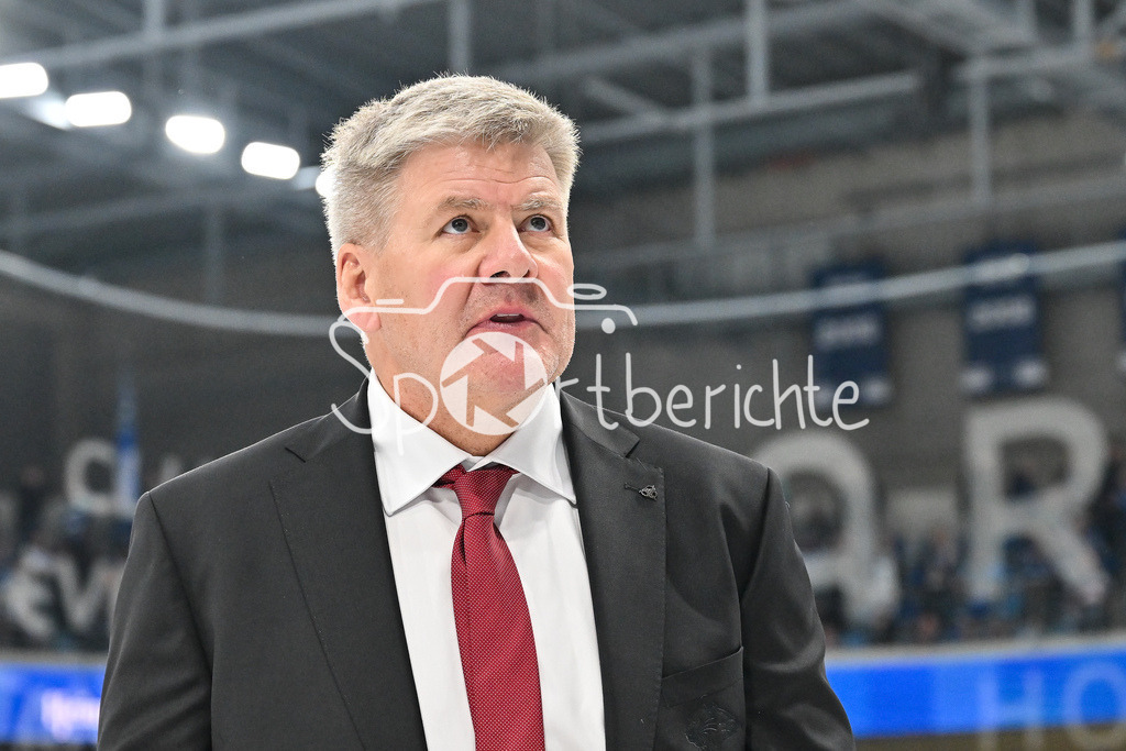Dresdener Eislöwen - Augsburger Panther | Im Bild Bill PETERS Trainer Augsburger Panther nach dem Sieg in Dresden / Einzelfoto / Freisteller / DEL: Dresdener Eislöwen - Augsburger Panther; Joynext-Arena am 05.10.2025