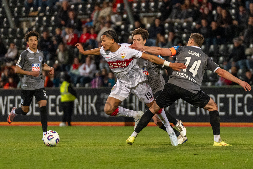 VfB Stuttgart II vs. SSV Ulm 1846 Fussball, Fussball, 3. Liga, 32. Spieltag, 08.04.2026 | Zweikampf zwischen Kenny Fressle (VfB Stuttgart II, #19) und Dennis Dressel (SSV Ulm 1846 Fussball, #14),VfB Stuttgart II vs. SSV Ulm 1846 Fussball, Fussball, 3. Liga, 32. Spieltag, 08.04.2026DFB regulations prohibit any use of photographs as image sequences and/or quasi-video