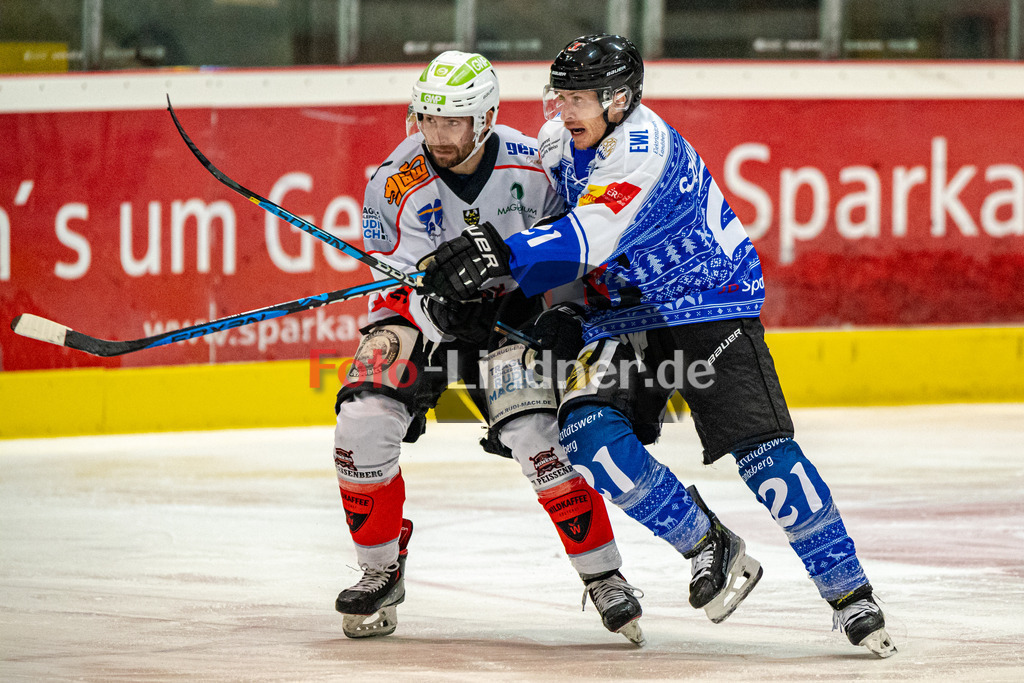 HC Landsberg Riverkings vs TSV Peißenberg Miners | Eishockey Bayernliga 2023/2024, HC Landsberg Riverkings vs TSV Peißenberg Miners, 20231217,
Duell zwischen Dominik EBENTHEUER (Miners 91) und Jonas SCHWARZFISCHER (HCL 21),
2023-12-17 in Landsberg (Eisstadion)
91 Dominik EBENTHEUER (Miners 91), 21 Jonas SCHWARZFISCHER (HCL 21)
Copyright: WolfgangxLindner foto-lindner.de
