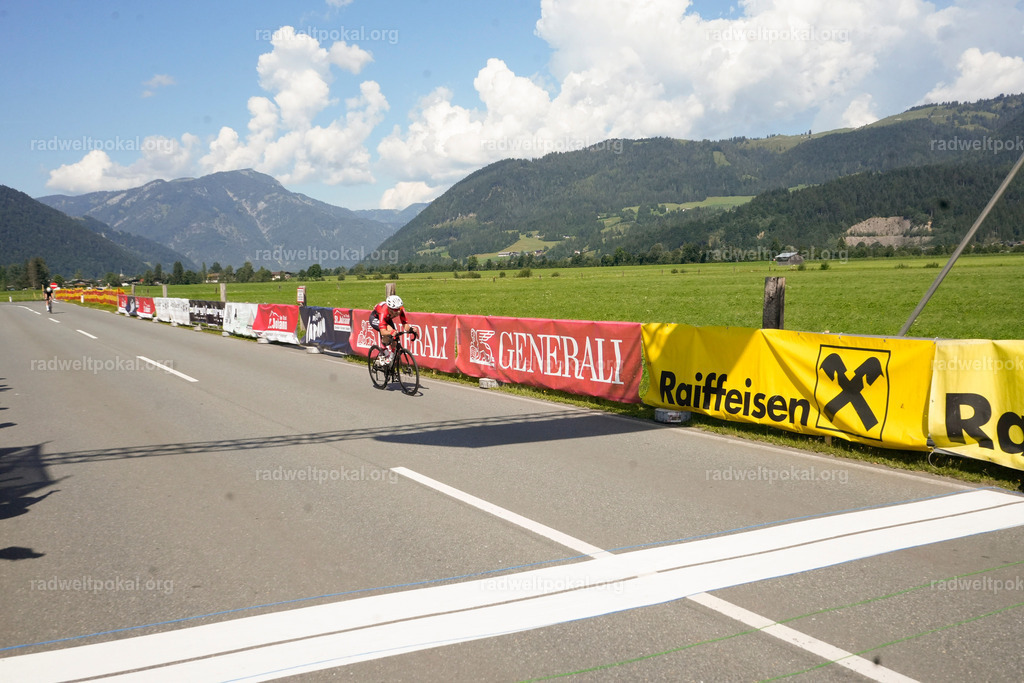 873_20230817_Bewerb_Maenner_Muehlanger | AUT - OESTERREICH, 2023-08-16: SPORT RENNRAD-FAHREN - 55. INTERNATIONALER RADWELTPOKAL IN ST. JOHANN IN TIROL  - Vintage-Radrennen mit WM-Bronze-Medaillen-Siegerin Christina Schweinberger, den Teilnehmer und Alexander Baumann (vom Orginastions-Team) - TAG 2 BEWERB MAENNER IN SECHS GRUPPEN  ; Foto: Roland Muehlanger