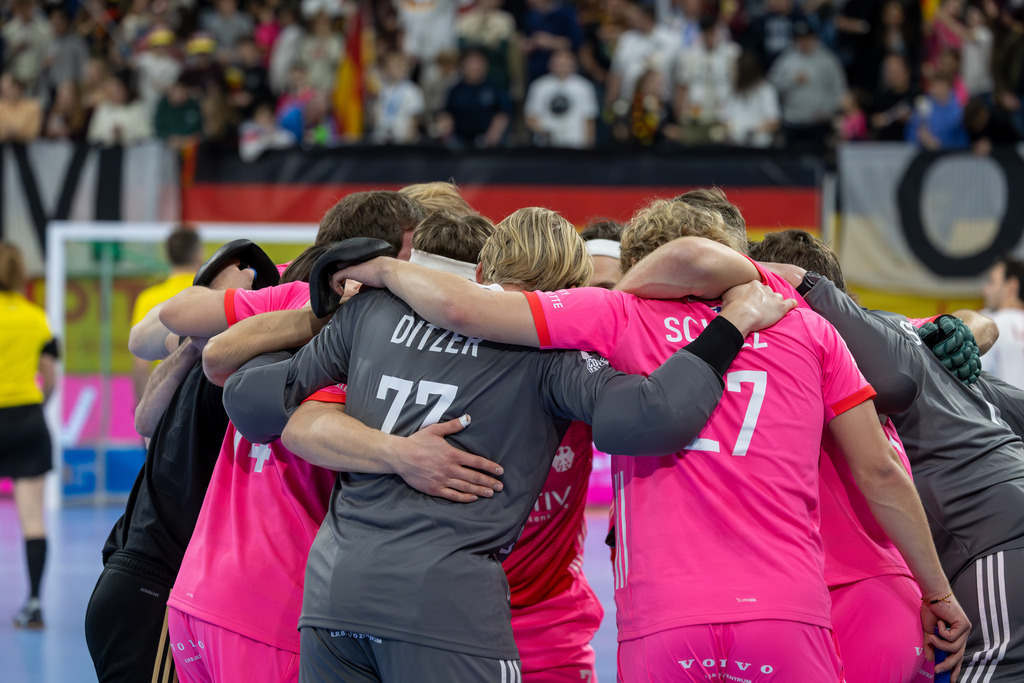 EuroHockey Indoor Championship 2026 in Heidelberg: Deutschland gegen Spanien (Vorrunde Pool B) | EuroHockey Indoor Championship 2026 in Heidelberg: Deutschland gegen Spanien (Vorrunde Pool B)***Bild: Die deutsche Mannschaft vor dem Spiel. Mit einem Gruppensieg möchte sie gute Voraussetzungen für den Einzug ins Finale schaffen - Realisiert mit Pictrs.com