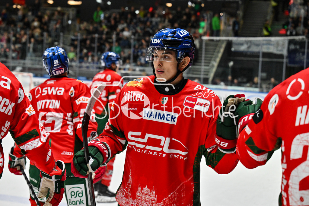 Augsburger Panther - Schwenninger Wild Wings | AUGSBURG, DEUTSCHLAND - 2. NOVEMBER: Jubel der Panther nach dem Treffer zum 4-1 durch D. J. BUSDEKER (Augsburger Panther 14), Tor / Torschuetze / Freude / Happy beim Ligaspiel zwischen den Augsburger Panthern und den Schwenninger Wild Wings am 17. Spieltag der Penny DEL im Curt Frenzel Stadion am 02.11.2025 /  Fabrizio PILU (Augsburger Panther 68)