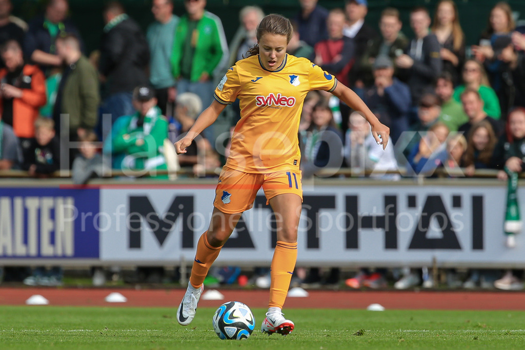 Fussball, Google Pixel Frauen-Bundesliga, SV Werder Bremen - TSG 1899 Hoffenheim | v.li.: Mara Alber (TSG 1899 Hoffenheim, 11) Freisteller, Einzelbild, Ganzkörper, Aktion, Action, Spielszene, DIE DFB-RICHTLINIEN UNTERSAGEN JEGLICHE NUTZUNG VON FOTOS ALS SEQUENZBILDER UND/ODER VIDEOÄHNLICHE FOTOSTRECKEN. DFB REGULATIONS PROHIBIT ANY USE OF PHOTOGRAPHS AS IMAGE SEQUENCES AND/OR QUASI-VIDEO.