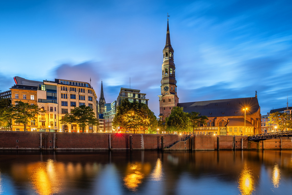 10250710 - Katharinenkirche zur blauen Stunde | Blick über den Zollkanal auf die Katharinenkirche.