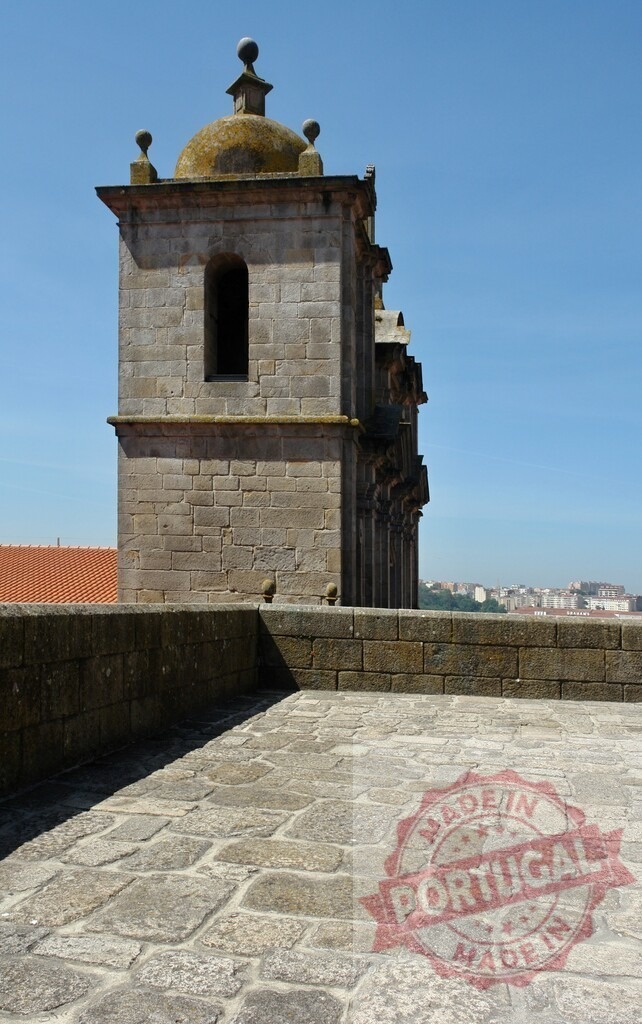 Porto Cathedral tower and stone patio on a sunny day. Porto - Portugal | Historic church tower with dome and stone pavement on a sunny day in Portugal - Realisiert mit Pictrs.com