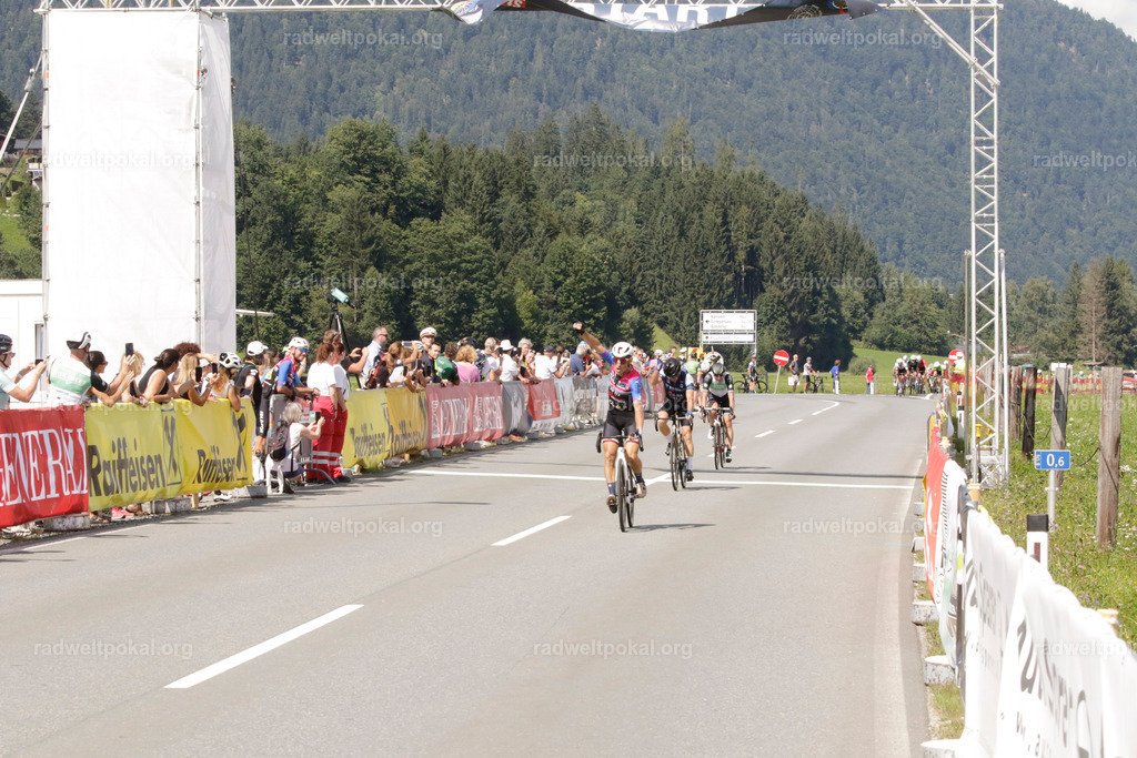 1057_20230817_Bewerb_Maenner_Muehlanger | AUT - OESTERREICH, 2023-08-16: SPORT RENNRAD-FAHREN - 55. INTERNATIONALER RADWELTPOKAL IN ST. JOHANN IN TIROL  - Vintage-Radrennen mit WM-Bronze-Medaillen-Siegerin Christina Schweinberger, den Teilnehmer und Alexander Baumann (vom Orginastions-Team) - TAG 2 BEWERB MAENNER IN SECHS GRUPPEN  ; Foto: Roland Muehlanger