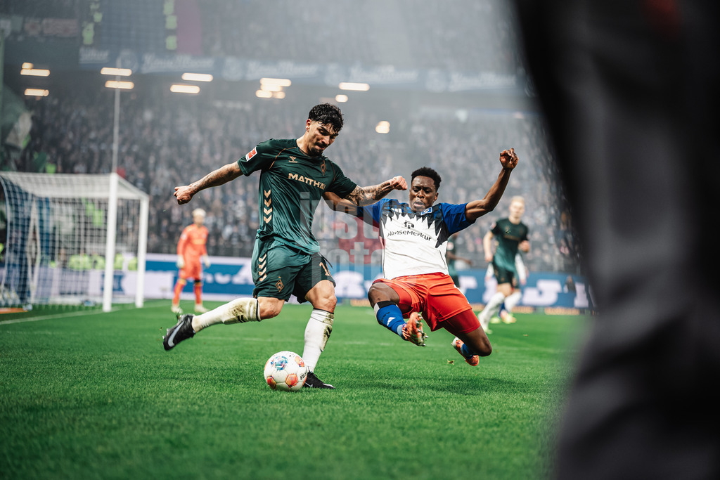 Fußball | Männer | Saison 2025/2026 | 1. Fußball-Bundesliga | 13. Spieltag | Hamburger SV vs. SV Werder Bremen | 07.12.2025 | v.l. Cameron Puertas (#18, SV Werder Bremen) gegen Albert Sambi Sambi Lokonga (#6, HSV)