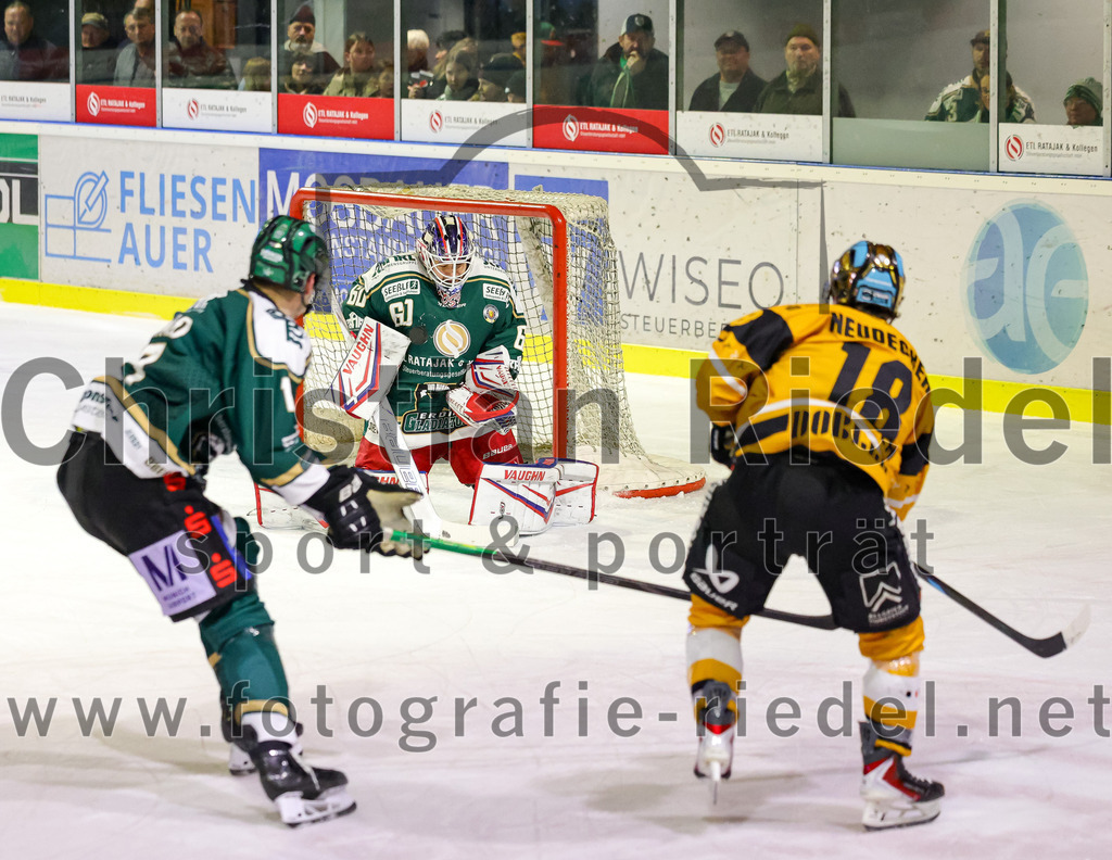 2026-02-27_097_TSV_Erding_gegen_EV_Fuessen | Erding, Deutschland, 27.02.2026:Eishockey, Oberliga Süd 2025 / 2026, 51. Spieltag, TSV Erding gegen EV Füssen, Endergebnis: 2:4Elia Ostwald (Erding Gladiators, #17), Torwart Raphael Fössinger (Erding Gladiators, #60), Bauer Neudecker (EV Füssen, #18)Foto: Christian Riedel / fotografie-riedel.net