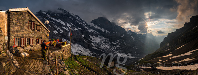 Gspaltenhornhütte mit Panorama-Blick ins Kiental mit wunderbarer Lichtstimmung, Berner Oberland | Die ideale Geschenkidee für Naturliebhaber. Naturbilder von Marcel Gross Photography für ihr Zuhause in den verschiedensten Formaten und Materialien. - Realized with Pictrs.com