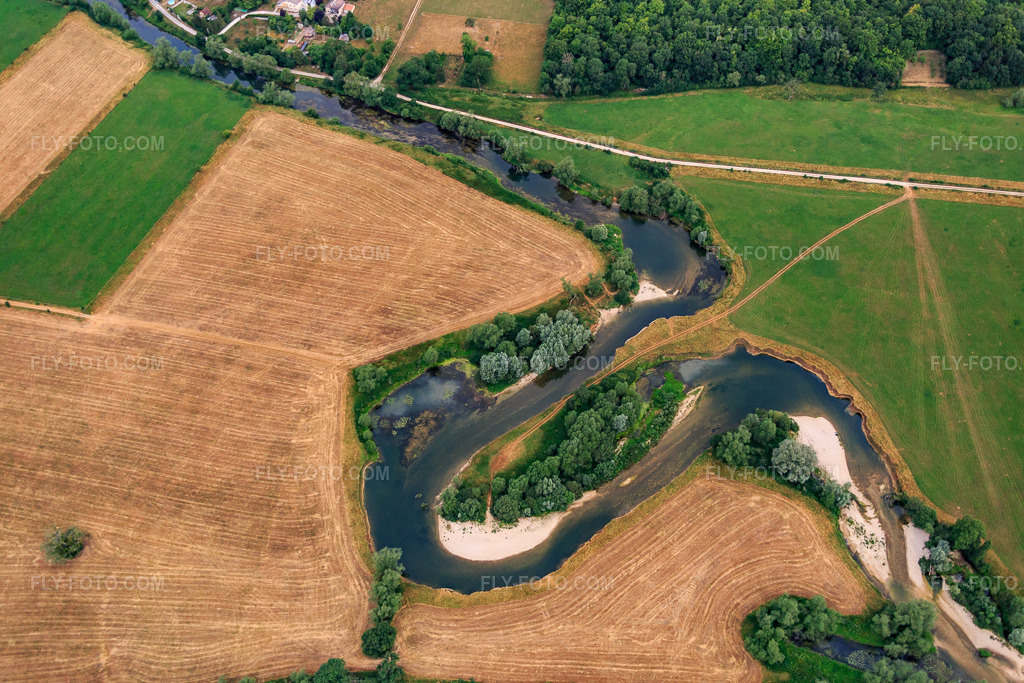 Aerial view: Loops of the mouse in Ourches-sur-Meuse in the state Meuse, France. – Photo: IMG_083543.jpg taken on 07/13/2015 by Werner Riehm/FLY-FOTO.com – Resolution of the original: 5472 x 3648 px