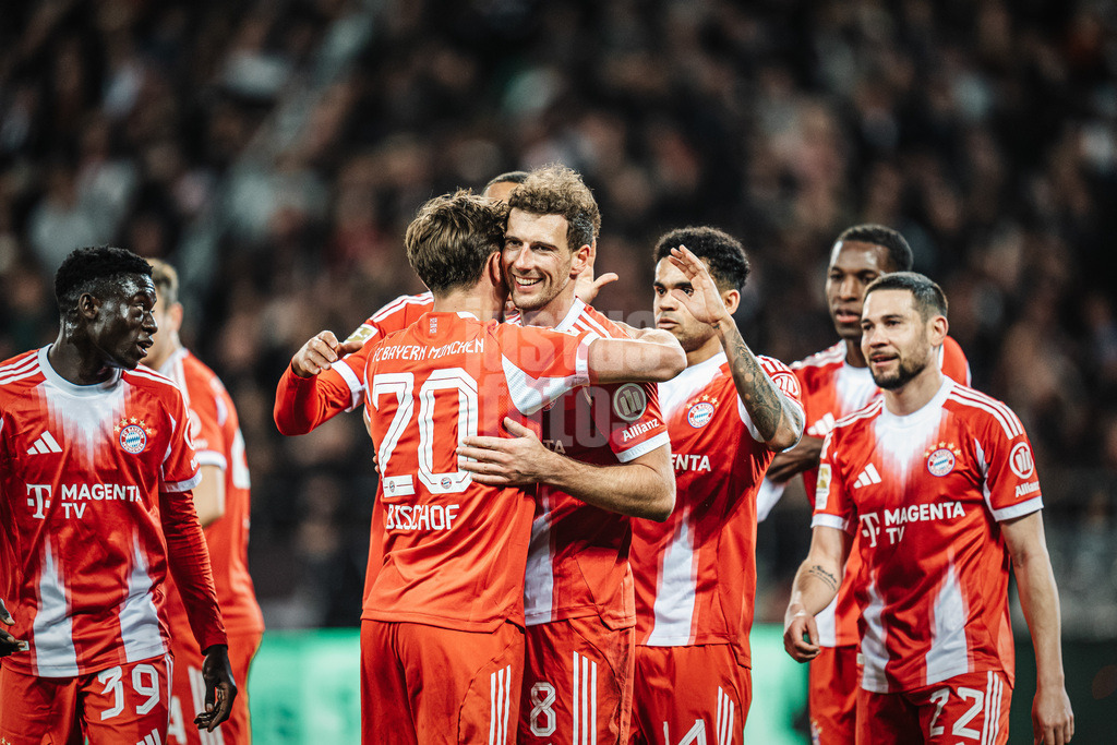 Fußball | Männer | Saison 2025/2026  | Fußball-Bundesliga | 29. Spieltag | FC St. Pauli vs. FC Bayern München | 11.04.2026 | v.l. Tom Bischof (#20, FC Bayern München) und Torschütze Leon Goretzka (#8, FC Bayern München) Abseits nach Videobeweis