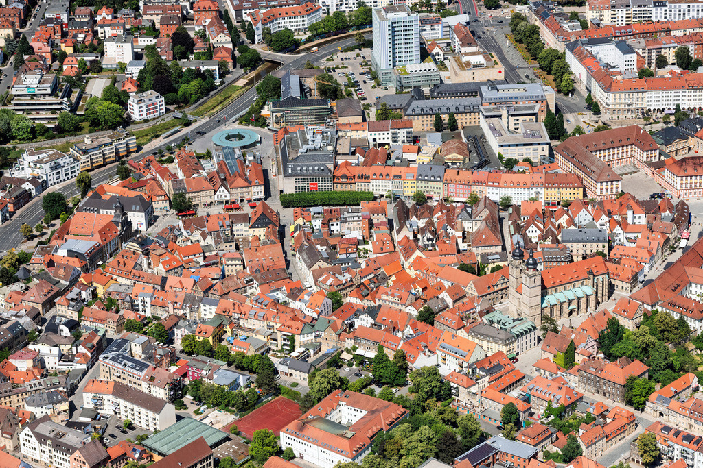 dr__0203826.jpg | BAYREUTH 08.07.2023 Altstadtbereich und Innenstadtzentrum an der Maximilianstraße in Bayreuth im Bundesland Bayern, Deutschland. Weiterführende Informationen bei: Bayreuth Marketing & Tourismus GmbH,  STADT BAYREUTH. // Old Town area and city center on street Maximilianstrasse in Bayreuth in the state Bavaria, Germany. Further information at: Bayreuth Marketing & Tourismus GmbH,  STADT BAYREUTH. Foto: Daniel Reiter