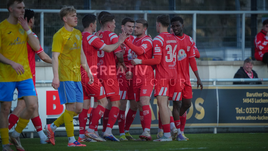 Fußball, Herren, Saison 2025/2026, Regionalliga Nordost, 22. Spieltag, FSV 63 Luckenwalde vs. Hallescher FC, Dienstag 07.04.2026, Werner-Seelenbinder-Stadion Luckenwalde, | Fußball, Herren, Saison 2025/2026, Regionalliga Nordost, 22. Spieltag, FSV 63 Luckenwalde vs. Hallescher FC, Dienstag 07.04.2026, Werner-Seelenbinder-Stadion Luckenwalde, Im Bild: Jubel beim Halleschen FC Nach dem Treffer zum 1:3. - Realisiert mit Pictrs.com