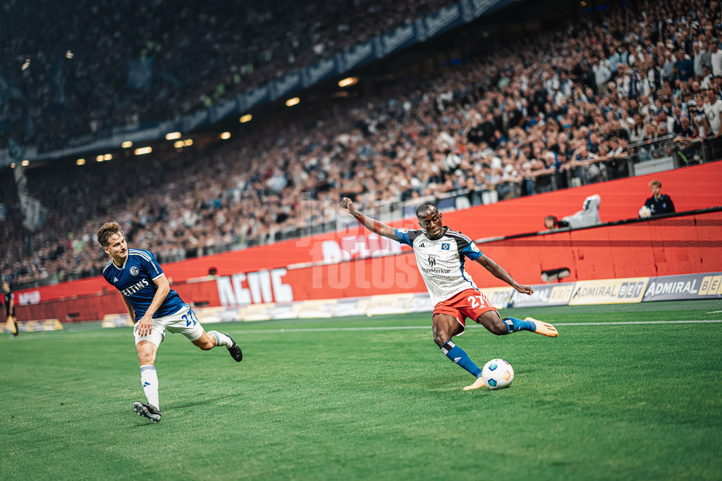 Fußball | Männer | Saison 2023/2024 | 2. Fußball-Bundesliga | 1. Spieltag | Hamburger SV vs. FC Schalke 04 | 28.07.2023 | Jean-Luc Dompe (#27, HSV) bei der Ballhereingabe