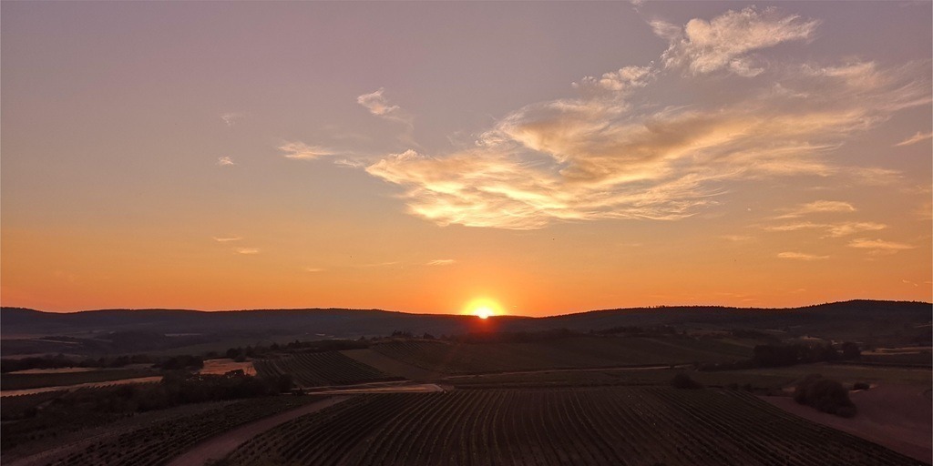 End of day sun greetings | When the sun says goodbye to the viewer on the horizon, it shows the transience of life. A day is coming to an end. And yet: A new morning is expected.