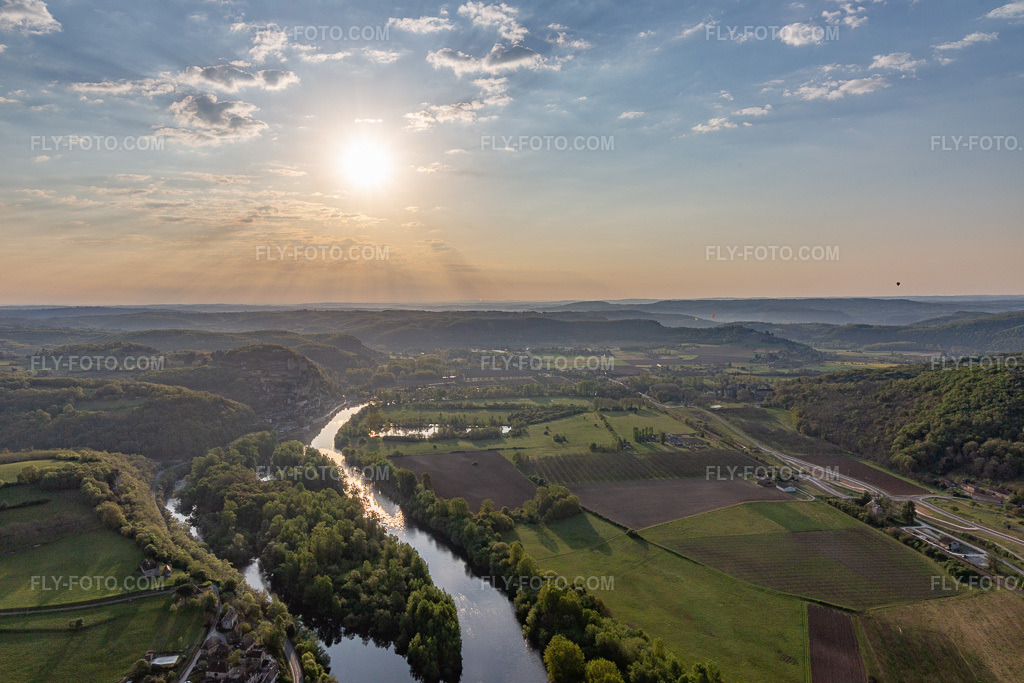 Aerial view: Dordogne in Saint-Vincent-de-Cosse in the state Dordogne, France. – Photo: IMG_113709.jpg taken on 04/20/2019 by Werner Riehm/FLY-FOTO.com – Resolution of the original: 5472 x 3648 px