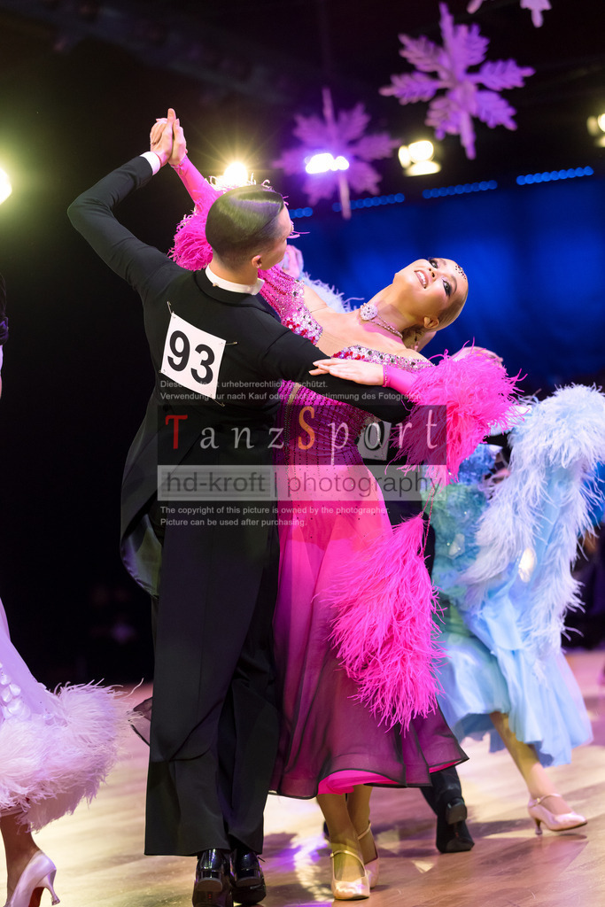 20241215_WDSF_Int_Open_Std-Riga-9564 | Tanzsportbilder, Standardtanz, Lateintanz, WDSF, DTV, LTVB, dancecomp, goc, hessen tanzt, blaues band der spree, walzer, tango, wiener walzer, slowfox, quickstepp, samba, rumba, cha-cha-cha, paso doble. jive, hd-kroft photography, turniertanzsport