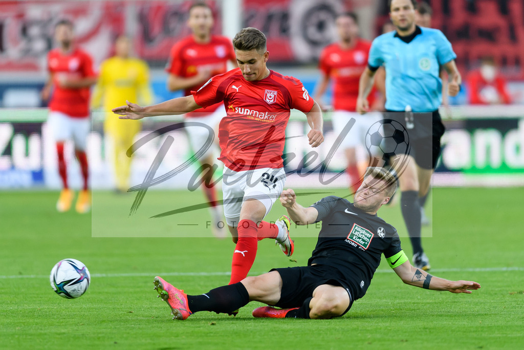 HFCFCK20210824_029 | Fussball, Herren: Julian Guttau (Hallescher FC) und Jean Zimmer (1. FC Kaiserslautern) im Zweikampf beim Spiel der 3. Liga zwischen Hallescher FC und 1. FC Kaiserslautern im Leuna-Chemie-Stadion am 24.08.2021 in Halle (Saale), Deutschland. - Realisiert mit Pictrs.com