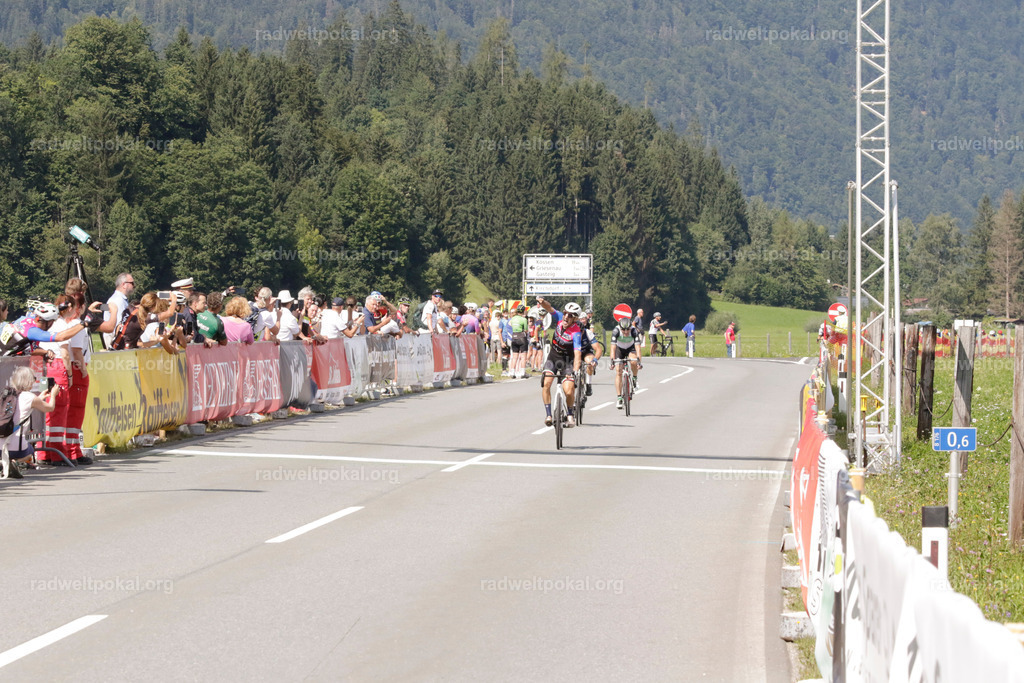 1045_20230817_Bewerb_Maenner_Muehlanger | AUT - OESTERREICH, 2023-08-16: SPORT RENNRAD-FAHREN - 55. INTERNATIONALER RADWELTPOKAL IN ST. JOHANN IN TIROL  - Vintage-Radrennen mit WM-Bronze-Medaillen-Siegerin Christina Schweinberger, den Teilnehmer und Alexander Baumann (vom Orginastions-Team) - TAG 2 BEWERB MAENNER IN SECHS GRUPPEN  ; Foto: Roland Muehlanger