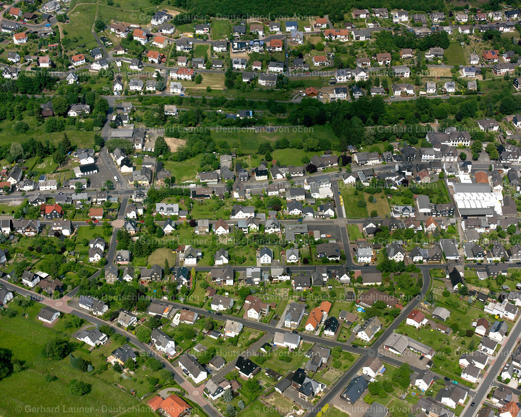 2611010 | EWERSBACH 09.06.2006 Wohngebiet einer Einfamilienhaus- Siedlung  in Ewersbach im Bundesland Hessen, Deutschland // Single-family residential area of settlement  in Ewersbach in the state Hesse, Germany Foto: Gerhard Launer