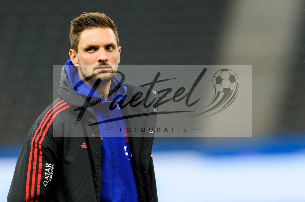 BSCFCB20220123_009 | Fussball, Herren: Torwart Sven Ulreich (FC Bayern Muenchen) schaut bei dem Spiel der 1. Bundesliga zwischen Hertha BSC und FC Bayern Muenchen im Olypiastadion am 23.01.2022 in Berlin, Deutschland.DFB / DFL REGULATIONS PROHIBIT ANY USE OF PHOTOGRAPHS AS IMAGE SEQUENCES AND/OR QUASI-VIDEO. - Realisiert mit Pictrs.com