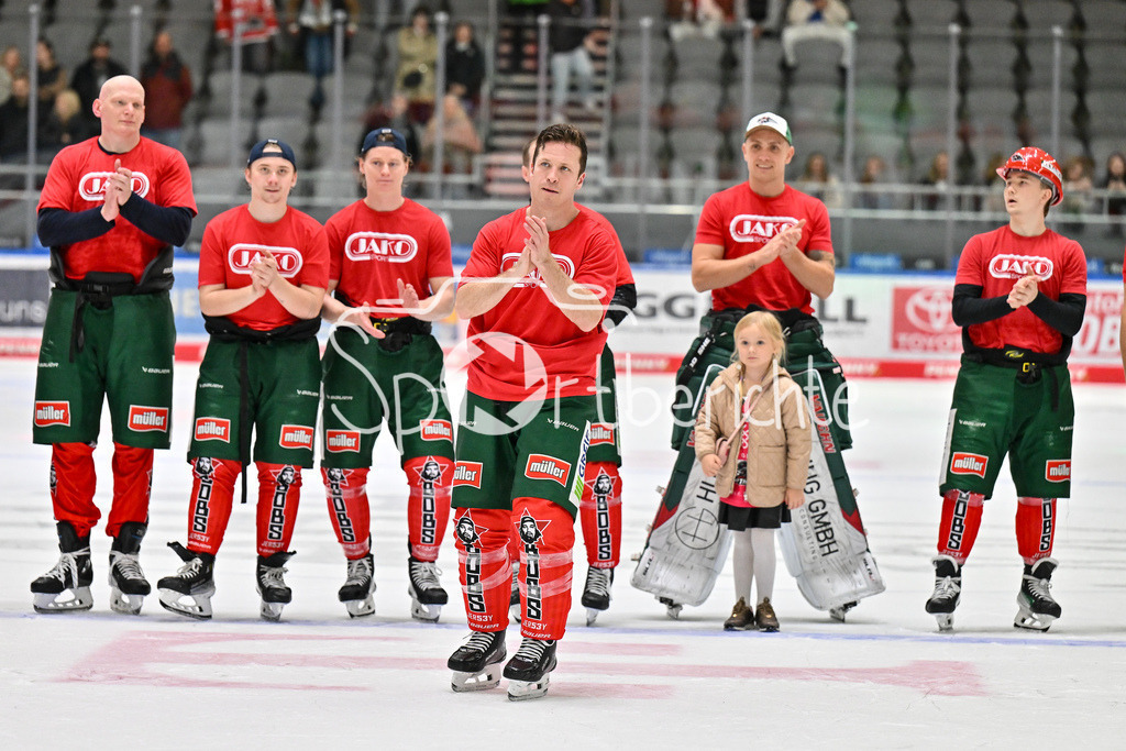 Augsburger Panther - Löwen Frankfurt | Die Spieler des AEV feiern zusammen mit den Fans den Heimsieg gegen Frankfurt / DEL: Augsburger Panther - Löwen Frankfurt, Curt Frenzel Stadiom am 11.10.2024 / T. J. TREVELYAN (Augsburger Panther #24)