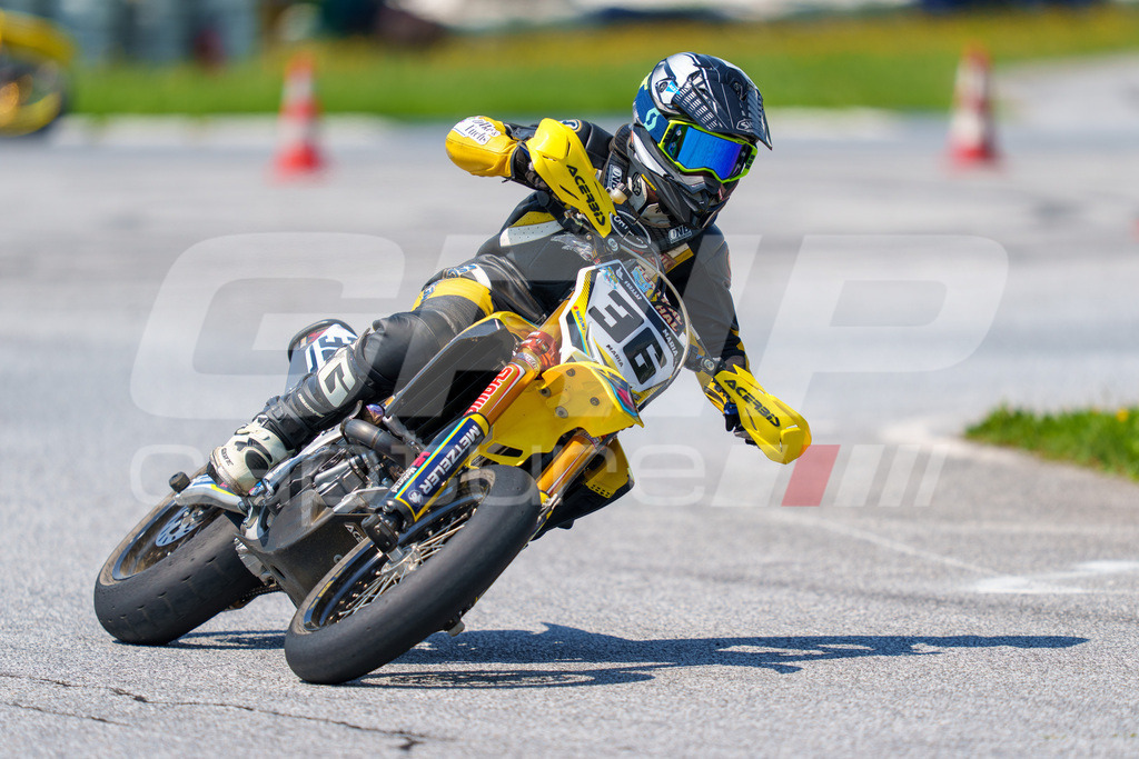 G-Cup + Supermoto Staatsmeisterschaft + Hungarian Supermoto Championship | GRIPcapture steht für authentische Sportfotografie in Österreich – für Momente, die mehr sind als Geschwindigkeit oder Ergebnis. Es geht um Emotion, Spannung, Fokus und den Augenblick, der oft nur einen Wimpernschlag dauert.Ob Motorsport, Teamsport oder 