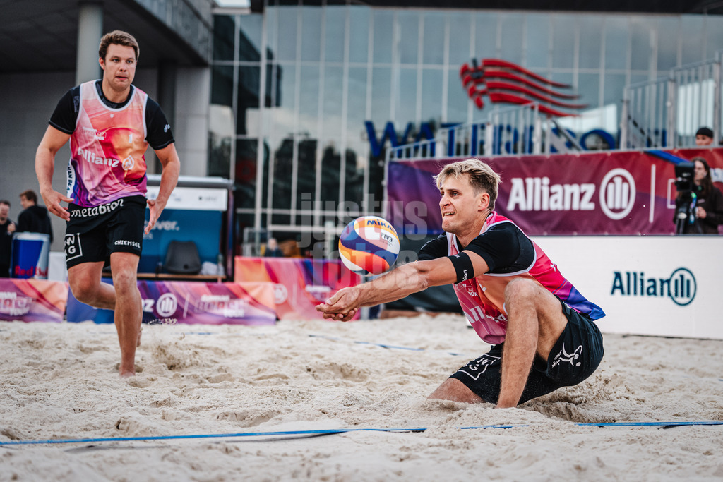 Beachvolleyball | Männer | German Beach Tour 2024 | Tourstop Bremen | 06.06.2024 | Simon Kulzer nimmt den Ball an