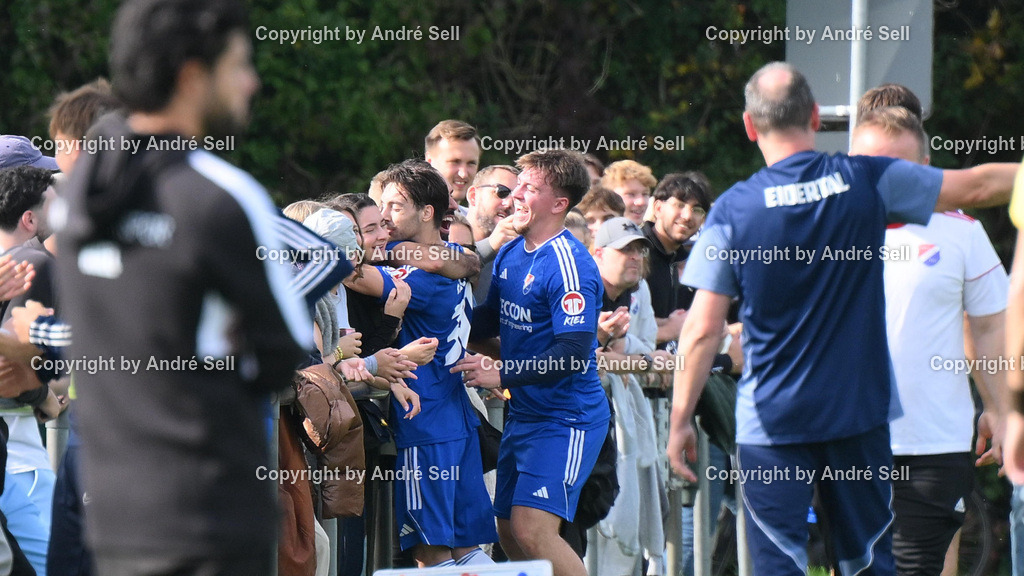 SpVg Eidertal Molfsee vs Inter Türkspor Kiel | Enes Jasari (Molfsee #30 li.) feiert das 3-0 mit den Fans / Fußball-Landesliga Schleswig Männer 2026/2027 / SpVg Eidertal Molfsee vs Inter Türkspor Kiel / Platz A / Molfsee / 03.10.26 - Realisiert mit Pictrs.com