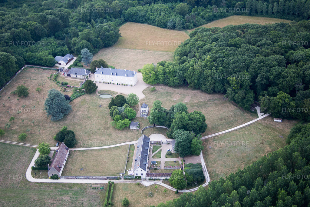Luftbild: Burganlage des Schloß in Autreche in Montreuil-en-Touraine im Bundesland Indre-et-Loire in Frankreich. Foto: IMG_082289.jpg vom 20.06.2015 durch Werner Riehm/FLY-FOTO.de