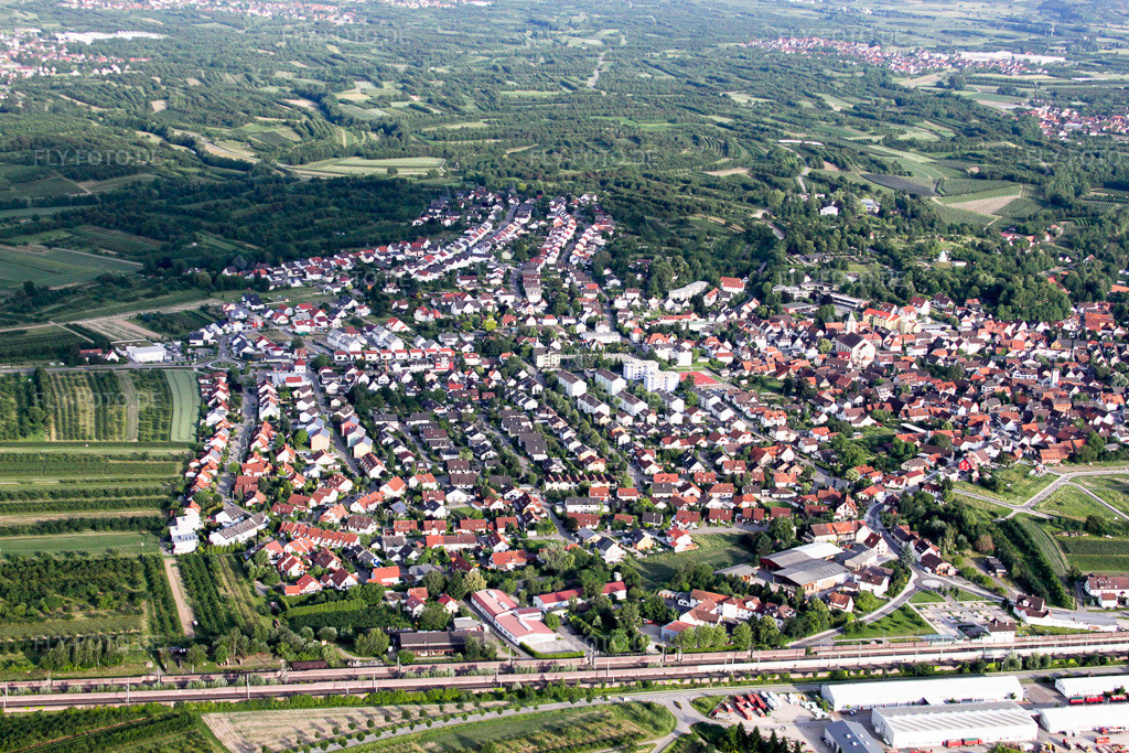 Luftbild: Ortsansicht von Westen in Renchen im Bundesland Baden-Württemberg in Deutschland. Foto: IMG_18859.jpg vom 03.06.2009 durch Werner Riehm/FLY-FOTO.de